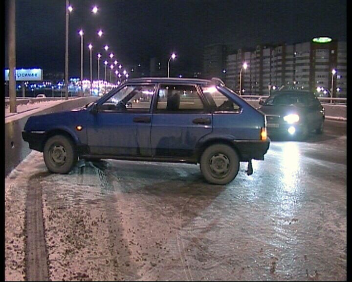 «Лебединое озеро» на дороге: в Екатеринбурге на мосту столкнулись сразу более 20 (!) автомобилей 